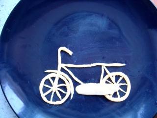 7、#感恩节食谱#绿豆沙之父爱如山,再搓细长条摆放成自行车的框架，做两端都是圆弧状的面片盖上去，做车盒子。