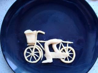 11、#感恩节食谱#绿豆沙之父爱如山,先放短的，再放外面的长的。加上一个小面片做脚。