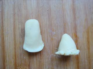 12、#感恩节食谱#绿豆沙之父爱如山,再搓两个粗点的圆柱形，一端捏薄，做父亲的上衣。另外一个一端捏尖尖的形状，一端用竹签挑起来，做小女孩的裙边。