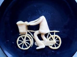 13、#感恩节食谱#绿豆沙之父爱如山,搓比腿部稍微细点的两个长条做胳膊，先放里面的，再放外边的胳膊。