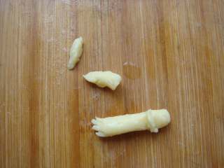 18、#感恩节食谱#绿豆沙之父爱如山,两个小面块做小辫子，小圆条一端用竹签挑几下做袖口，一端扎几下做小手组装到一起。