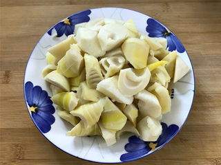 6、油焖笋  ,把焯过水的笋捞出，沥干水份。