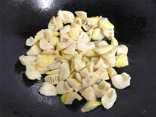 8、油焖笋  ,油热后放入沥干水份的笋块，翻炒至微黄色。