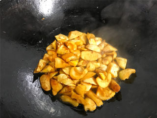 11、油焖笋  ,改中小火焖烧，中间要用铲翻炒下以防粘锅。