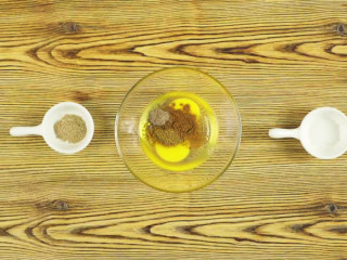 3、杏鲍菇秒变鸡米花,碗中打入鸡蛋2个，加入五香粉1g、孜然粉1g、黑胡椒粉1g、椒盐粉1g、辣椒粉1g，拌匀