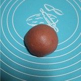 2、 荷花酥,其中的一份加入草莓粉揉成红色。