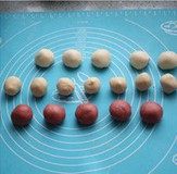 4、 荷花酥,油皮面团各平均分成5份，油酥分成10份。