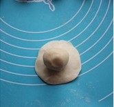 5、 荷花酥,以白色的油皮取一份，擀成圆片，放入一份油酥，收口捏紧。