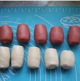 8、 荷花酥,红色的面团也同样操作，盖保鲜膜饧20分钟。