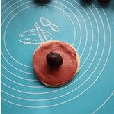 9、 荷花酥,取一白色面团擀成圆片，取一红色面团擀成略小的圆片。豆沙分成五份。放入一个豆沙，包起收口捏紧朝下。