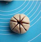 10、 荷花酥,用刀在上面划上四刀，深见豆沙馅。