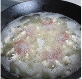 11、 荷花酥,锅中入油烧至三、四成热，放入面坯。