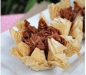 12、 荷花酥,小火炸至层层开花，沥油装盘。