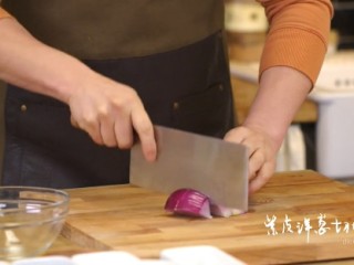 1、番茄煨牛腩&酸菜汆儿面,1-1紫皮洋葱、姜切块儿