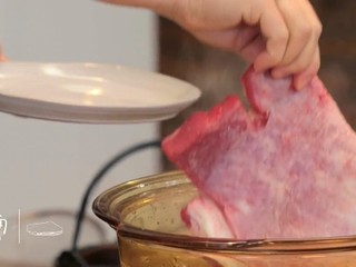 2、番茄煨牛腩&酸菜汆儿面,1-2依次在热水锅中加入牛腩、紫皮洋葱块儿、姜块儿、香叶、丁香