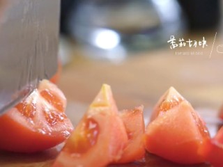 3、番茄煨牛腩&酸菜汆儿面,1-3白皮洋葱、番茄、土豆切块儿备用