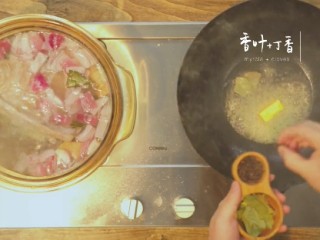 4、番茄煨牛腩&酸菜汆儿面,1-4热锅，依次倒入适量色拉油、黄油、香叶、丁香、番茄沙司翻搅