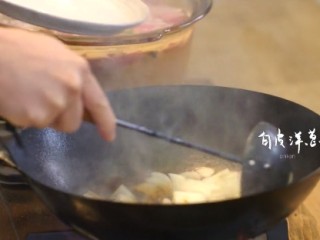 5、番茄煨牛腩&酸菜汆儿面,1-5依次加入适量李派林酱油、白皮洋葱块儿翻炒