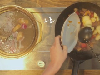 7、番茄煨牛腩&酸菜汆儿面,1-7依次倒入适量的盐、土豆块儿、面粉翻搅，加入适量煮牛腩的糖