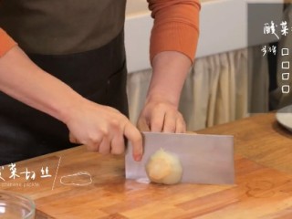 11、番茄煨牛腩&酸菜汆儿面,2-1酸菜切丝，香菇、白皮洋葱切片