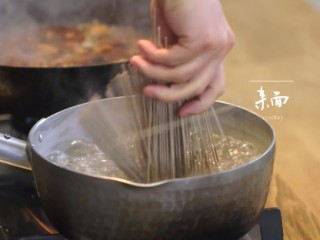 12、番茄煨牛腩&酸菜汆儿面,2-2热锅烧水，水开后倒入适量杂面