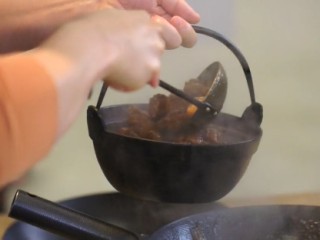 10、番茄煨牛腩&酸菜汆儿面,1-10牛腩捞出盛入砂锅