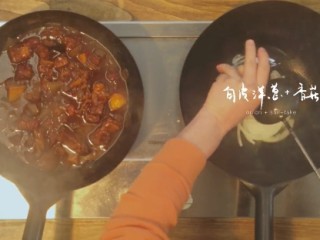 13、番茄煨牛腩&酸菜汆儿面,2-3热锅，倒适量色拉油、香油，倒入香菇、白皮洋葱翻炒