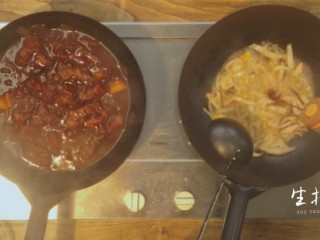 14、番茄煨牛腩&酸菜汆儿面,2-4倒入牛肉汤、酸菜翻炒，再加入适量胡椒粉、生抽、花椒油翻炒