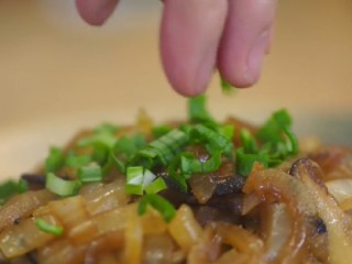 16、番茄煨牛腩&酸菜汆儿面,2-6青蒜切末，摆盘