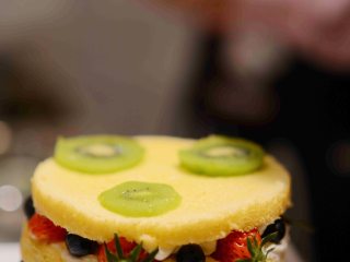 11、#春日烘焙教室#裸蛋糕,顶上放水果装饰；