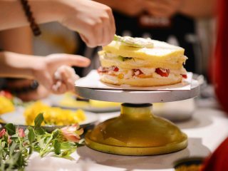 10、#春日烘焙教室#裸蛋糕,蛋糕切成差不多厚的3片，抹奶油（200克淡奶油加20克糖打发）。一层蛋糕，一层奶油，一层水果，再一层奶油...蛋糕...循环；