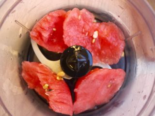 3、健康西瓜冰棍,挖几勺,放到搅拌机里