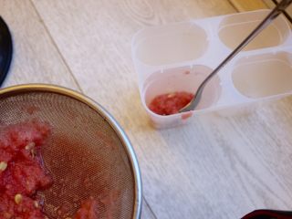 6、健康西瓜冰棍,把肉撑到冰棍模里