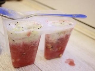 12、健康西瓜冰棍,把奇异果和椰子牛奶加到摸里