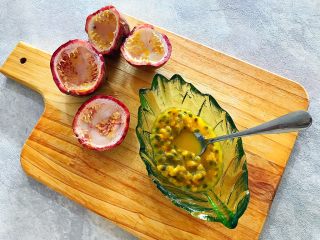 2、冬喝暖饮夏吃冰～健康饮食之百香果甜橙苹果蜜奶昔,百香果对半切开，用勺子挖出果肉，备用