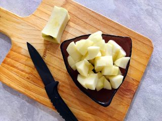 3、冬喝暖饮夏吃冰～健康饮食之百香果甜橙苹果蜜奶昔,苹果洗净去皮去核，将果肉如图所示，切成小块，备用