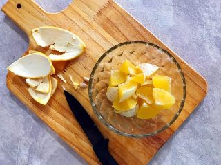 4、冬喝暖饮夏吃冰～健康饮食之百香果甜橙苹果蜜奶昔,甜橙去皮，如图所示，切成小块，如有果核，也去掉