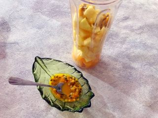 5、冬喝暖饮夏吃冰～健康饮食之百香果甜橙苹果蜜奶昔,将切好的甜橙和苹果一并放入料理杯，百香果则放入一半留一半