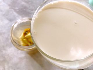 6、冬喝暖饮夏吃冰～健康饮食之百香果甜橙苹果蜜奶昔,料理杯内加入纯牛奶