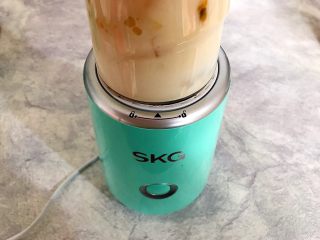 9、冬喝暖饮夏吃冰～健康饮食之百香果甜橙苹果蜜奶昔,倒扣到打汁机上，旋转拧紧