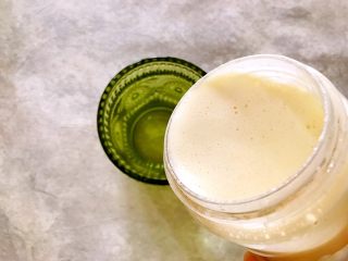 12、冬喝暖饮夏吃冰～健康饮食之百香果甜橙苹果蜜奶昔,将奶昔倒入你所喜欢的杯子里