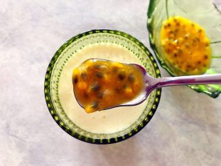 13、冬喝暖饮夏吃冰～健康饮食之百香果甜橙苹果蜜奶昔,再加入剩余的百香果