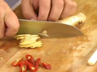 1、馬鈴薯燉肉,五花肉切小塊；馬鈴薯及紅蘿蔔去皮洗淨後切塊；紅辣椒切小块，備用。