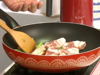 2、馬鈴薯燉肉,熱鍋，放入蔥段、薑片、紅辣椒片炒香。放入五花肉炒至表面變白，