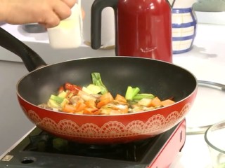 3、馬鈴薯燉肉,作法2的鍋中續加入紅蘿蔔、醬油、米酒、細砂糖、水，煮開後關小火煮約10分鐘。