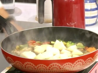 4、馬鈴薯燉肉,加入馬鈴薯塊，持續小火煮至馬鈴薯熟透，湯汁略收乾濃稠即可。