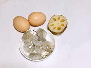 1、宝宝辅食之虾仁莲藕蛋卷,虾仁挑去虾线
