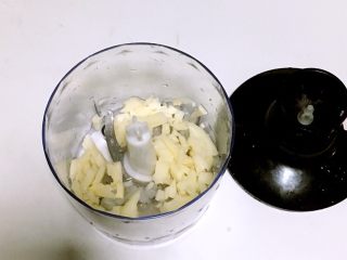 4、宝宝辅食之虾仁莲藕蛋卷,放到搅拌机搅碎或直接剁碎