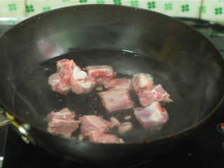 3、山药菌子排骨汤,将排骨放进去