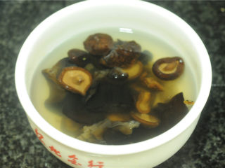 8、山药菌子排骨汤,木耳、香菇用清水泡发后清洗干净